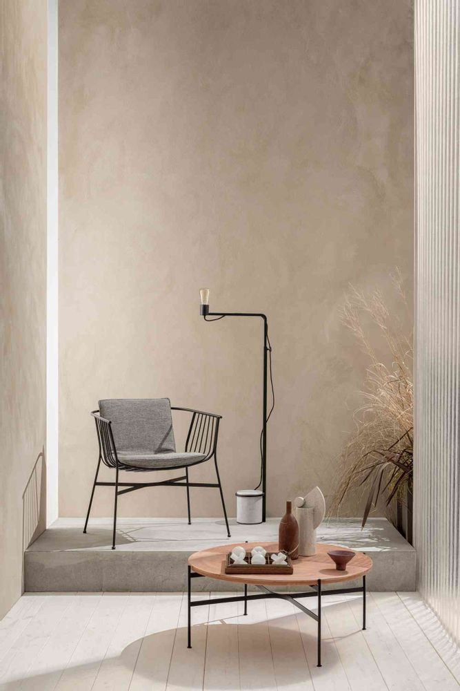 Unique pieces - LEST floor lamp in matt black metal and Carrara marble. - RADAR INTERIOR