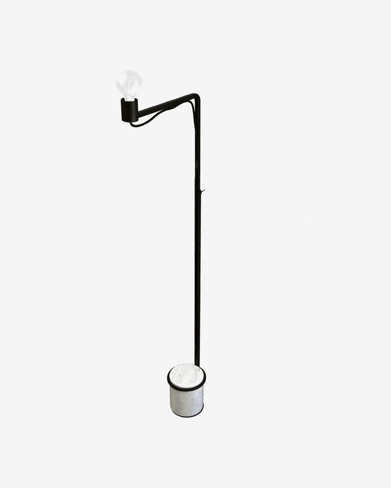 Unique pieces - LEST floor lamp in matt black metal and Carrara marble. - RADAR INTERIOR