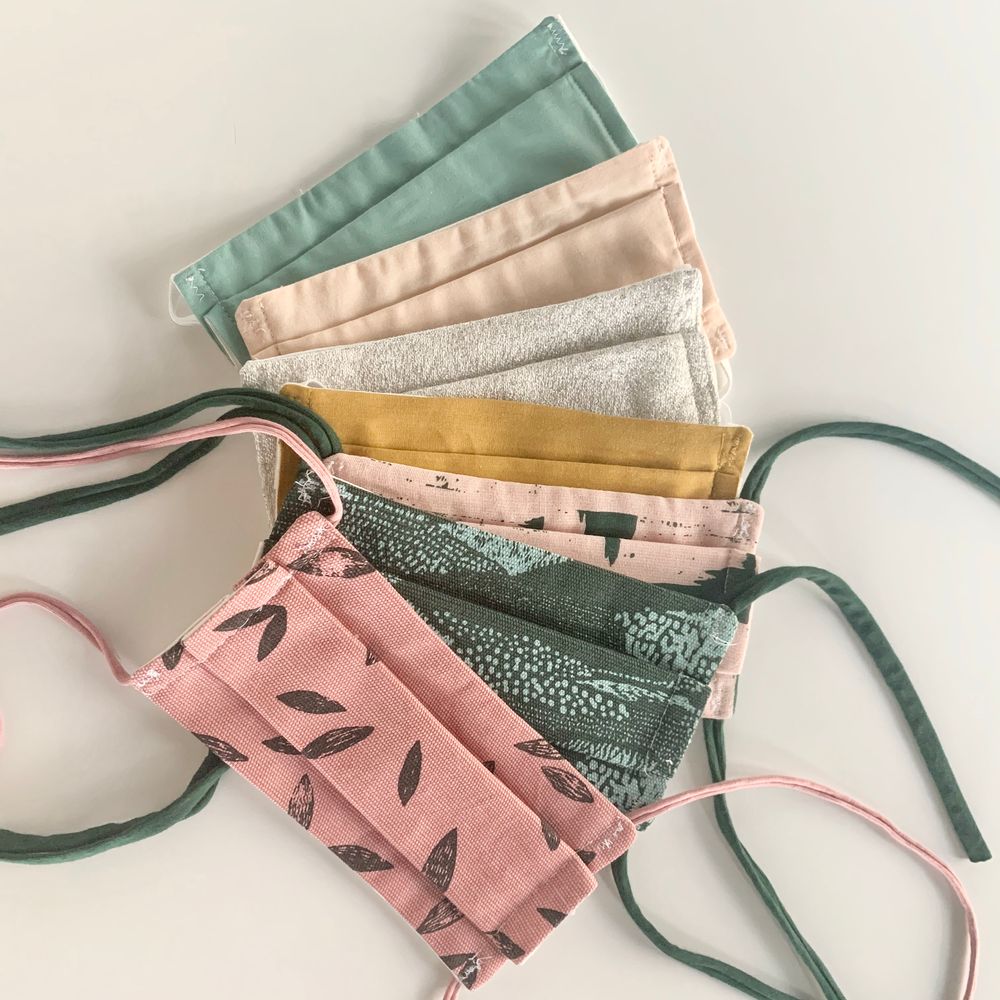 Foulards et écharpes - Semainier 7 masques en tissu norme Afnor Modèle Végétal + 1 pochon rangement + 2 pochettes de rangement - LES LOVERS DECO