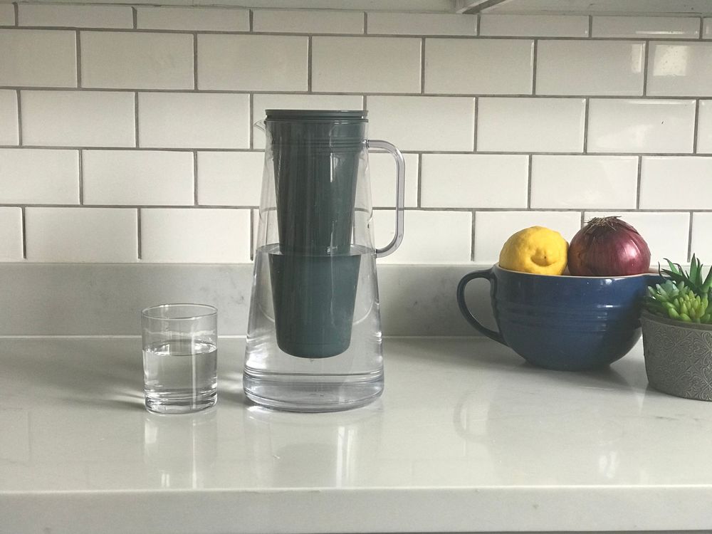 Carafes - Carafe filtrante pour l'eau 2.4 L, Grise - LIFESTRAW®