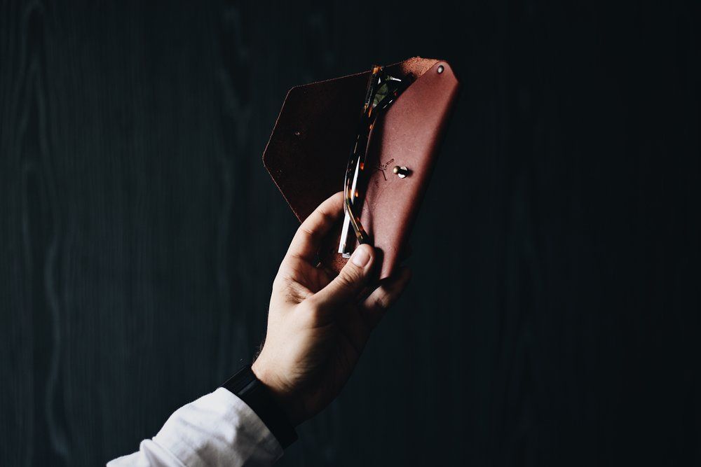 Customizable objects - Leather eyeglasses case - LO ESENCIAL