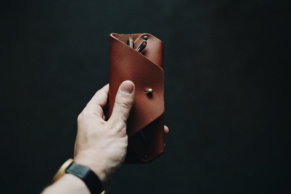 Customizable objects - Leather eyeglasses case - LO ESENCIAL