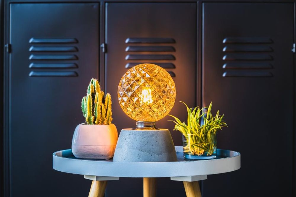 Objets design - Lampe à poser | Lampe Béton | Ampoule Diamant | Béton coloré - JUNNY