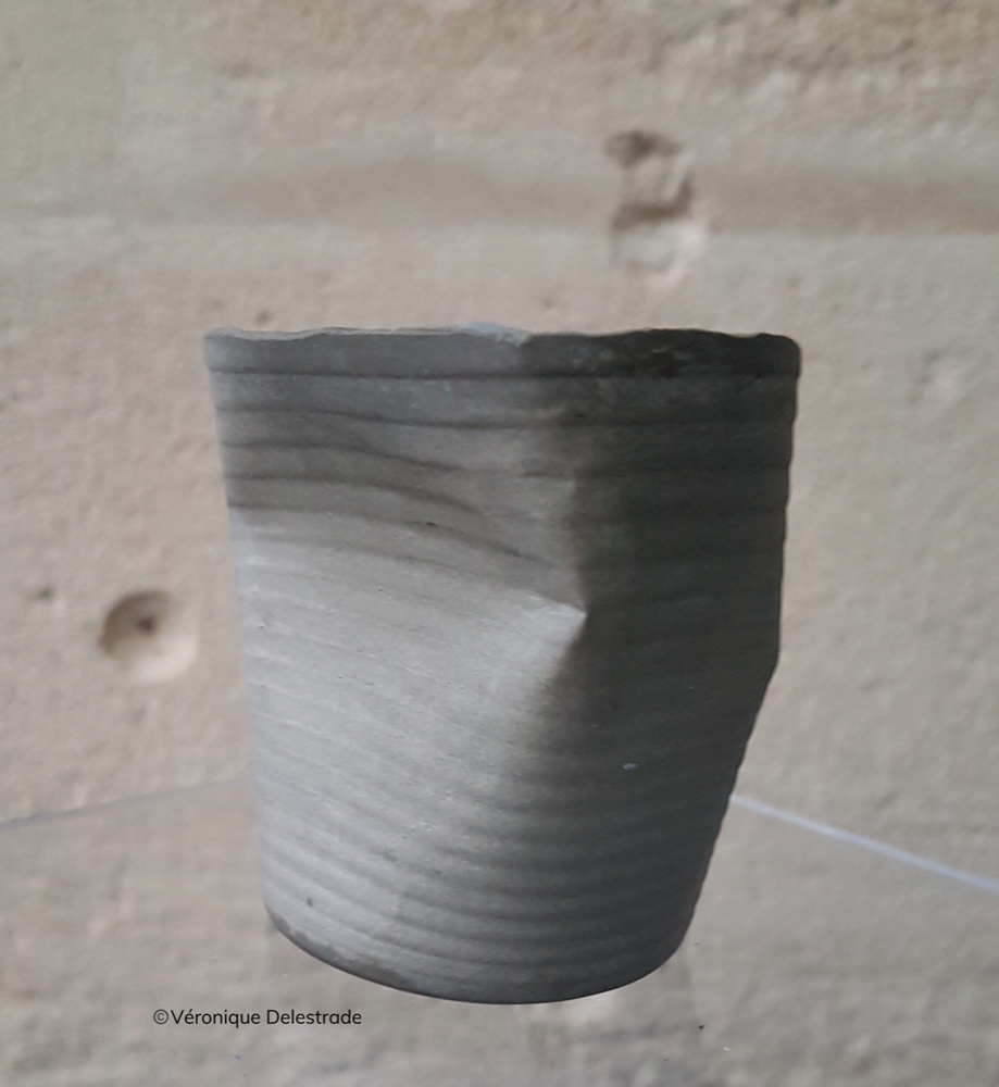 Vases - Petit Vase Gobelet Froissé Béton - L'ATELIER DES CREATEURS