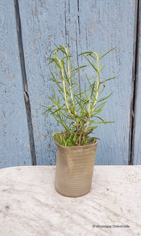 Vases - Petit Vase Gobelet Froissé Béton - L'ATELIER DES CREATEURS