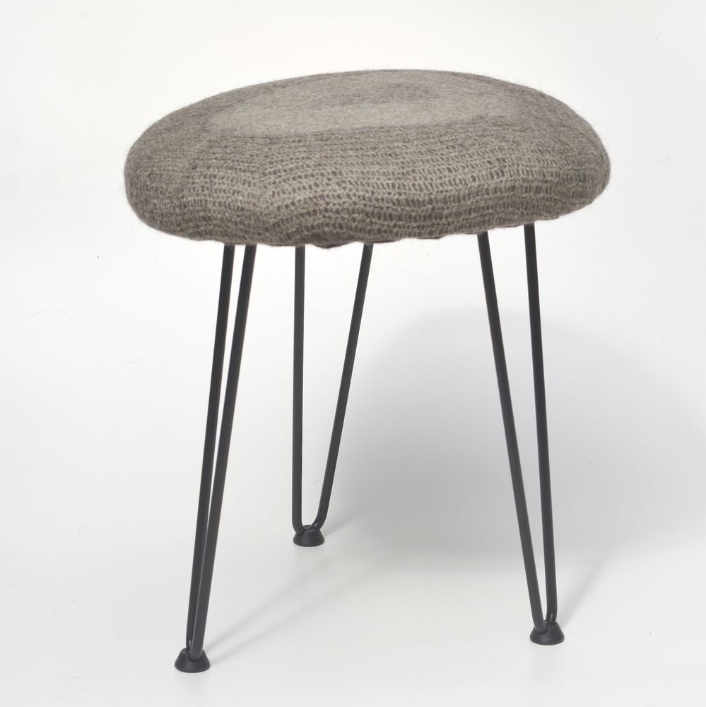 Tissus d'ameublement - Tabouret forme organique en feutre de laine fait-main - GHISLAINE GARCIN MAILLE&FEUTRE