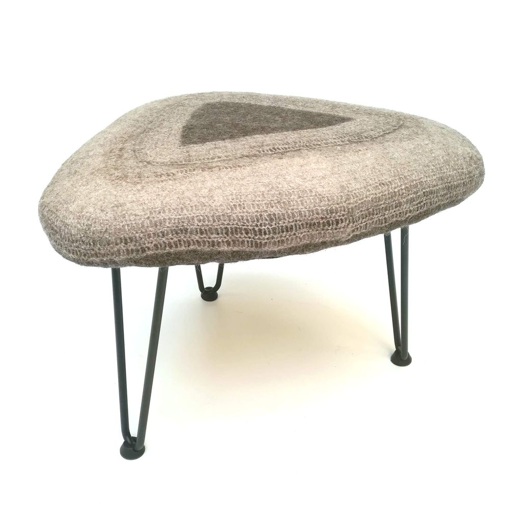 Tissus d'ameublement - Tabouret forme organique en feutre de laine fait-main - GHISLAINE GARCIN MAILLE&FEUTRE