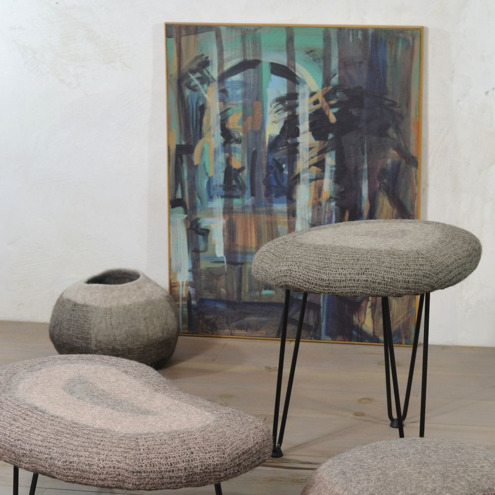 Tissus d'ameublement - Tabouret forme organique en feutre de laine fait-main - GHISLAINE GARCIN MAILLE&FEUTRE