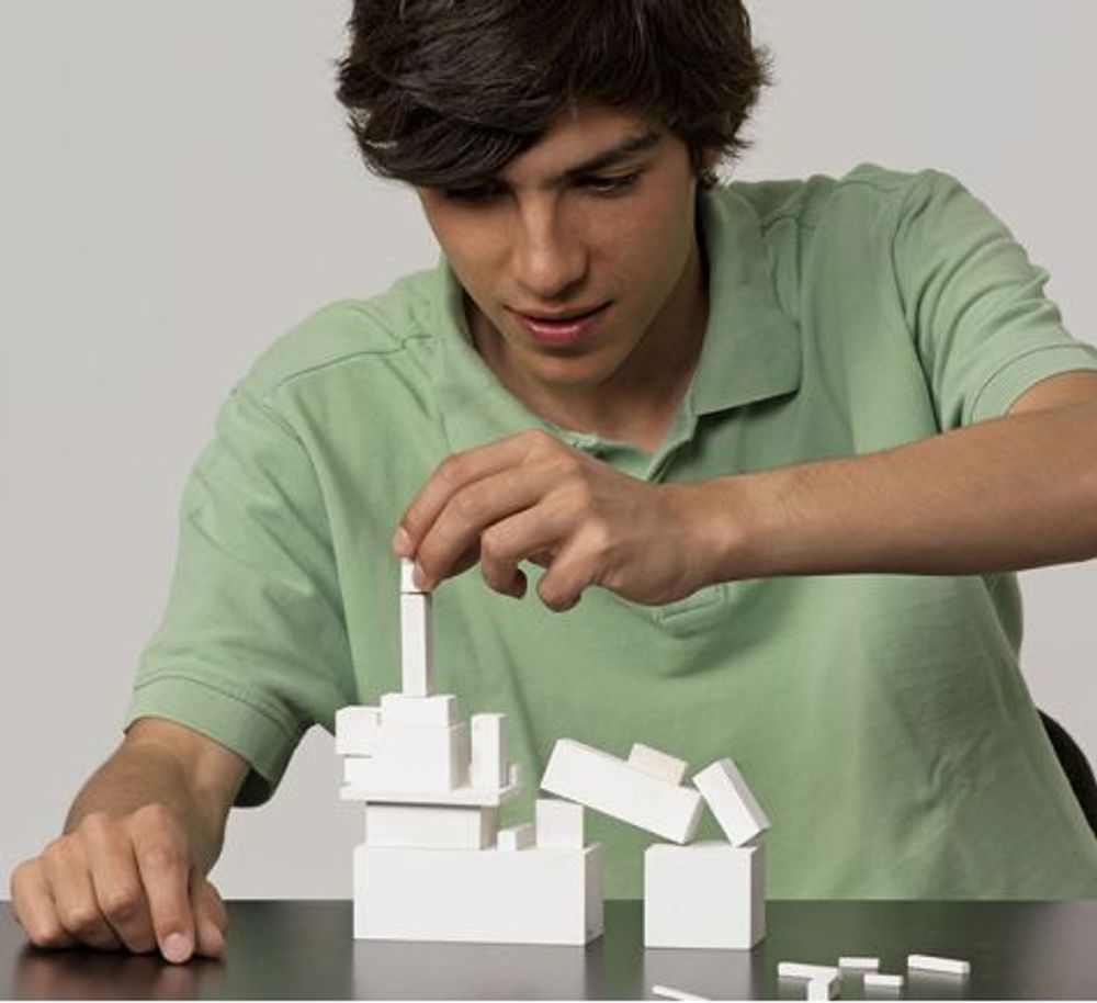 Objets design - Jouet de construction futuriste en bois blanc Architecton C4 - BEAMALEVICH
