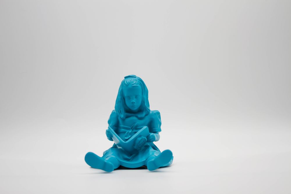 Vêtements enfants - FIGURINE RESINE colori Bleu - The Girl & the Book  - BLOOP