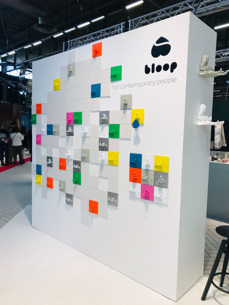 Sculptures, statuettes and miniatures - CATEL RESIN color Yellow - Girl & The Book - BLOOP