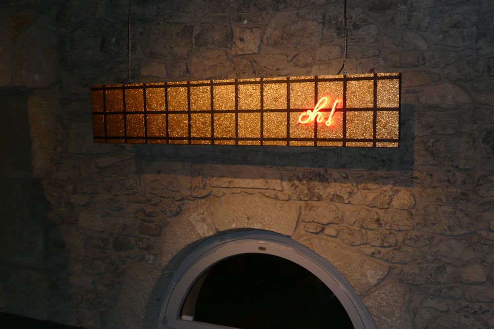 Autres décorations murales - Tableau en néon de verre sur châssis en bois brulé - CAROLINE BAUP