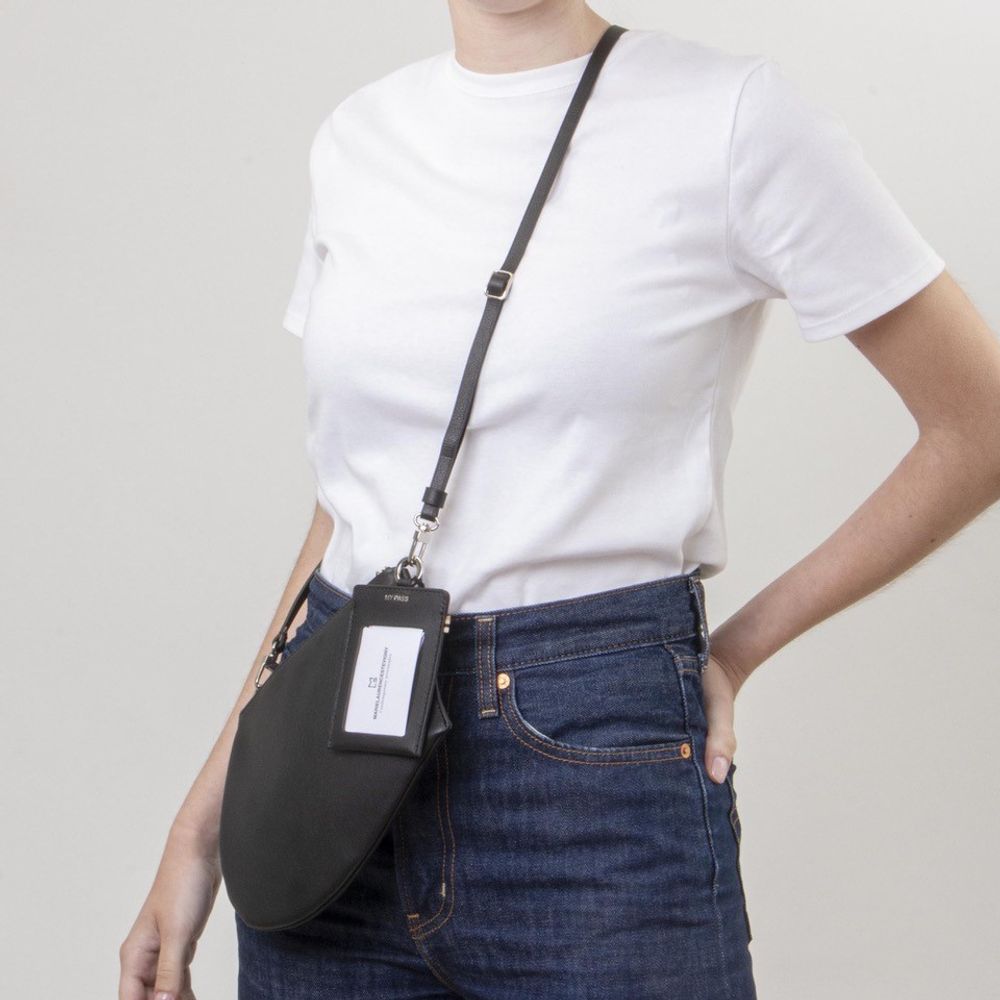 Accessoires de voyage - Pass Black - Porte badge en cuir avec tour de cou amovible - MLS-MARIELAURENCESTEVIGNY
