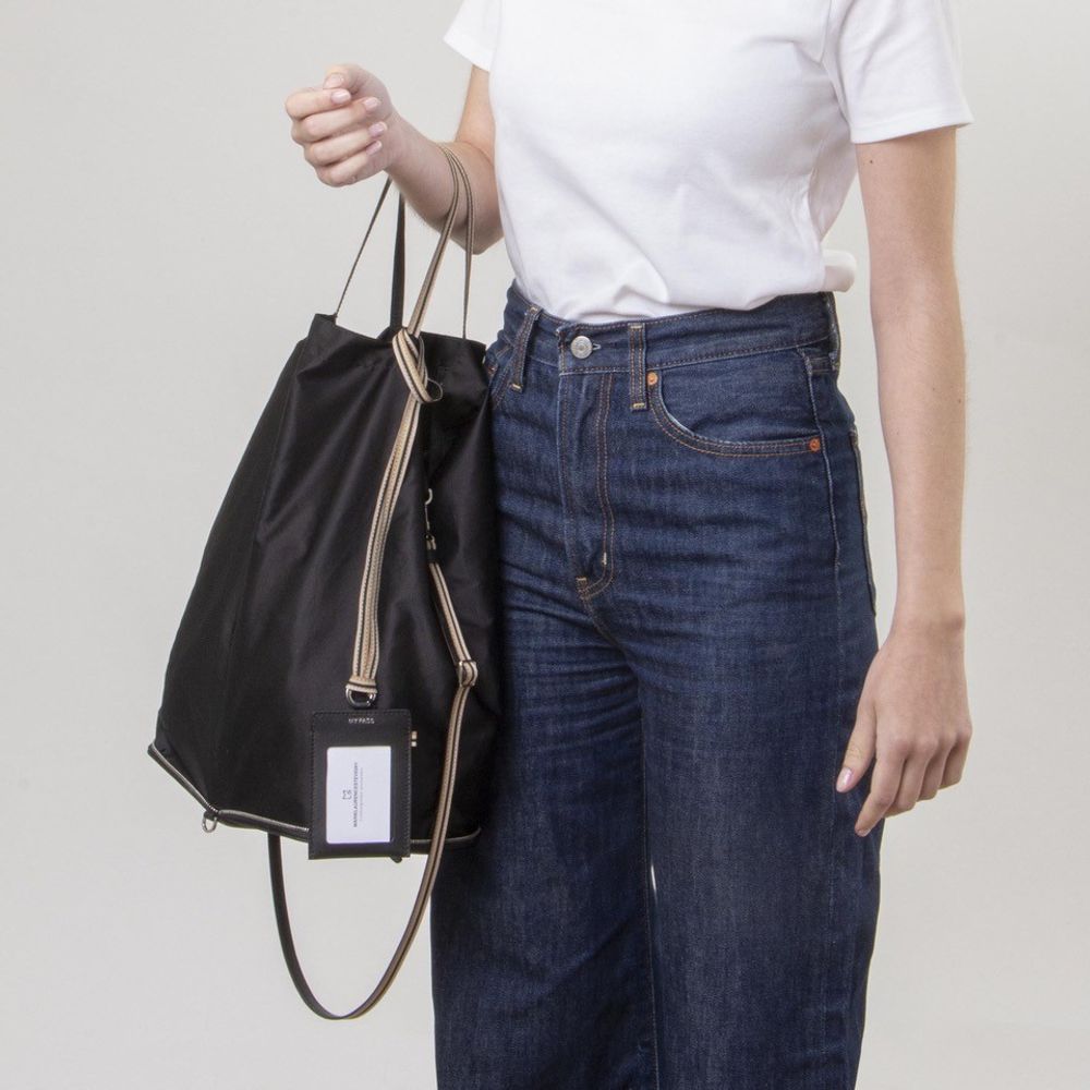 Accessoires de voyage - Pass Black - Porte badge en cuir avec tour de cou amovible - MLS-MARIELAURENCESTEVIGNY
