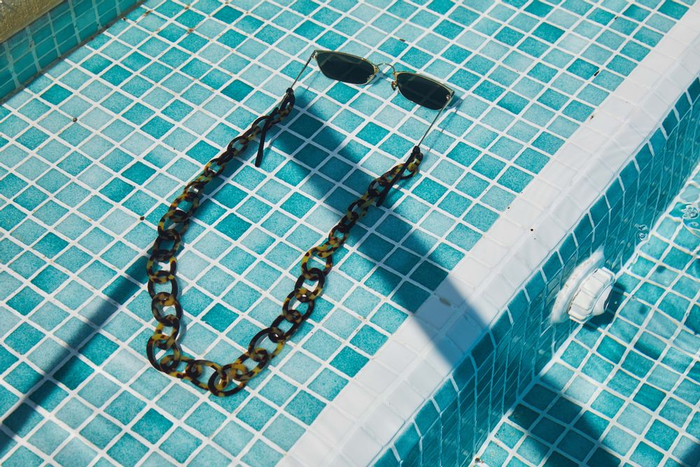 Lunettes - Chunky | Bio-acétate écaille de tortue foncée | Chaîne de lunettes - ORRIS LONDON