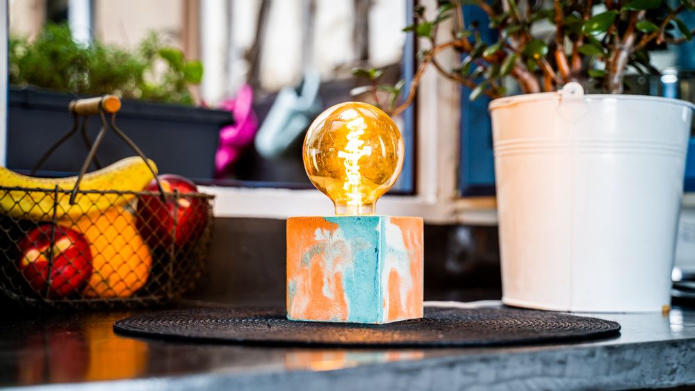 Objets design - Lampe à poser | Lampe Béton | Cube | Marbré orange et turquoise - JUNNY