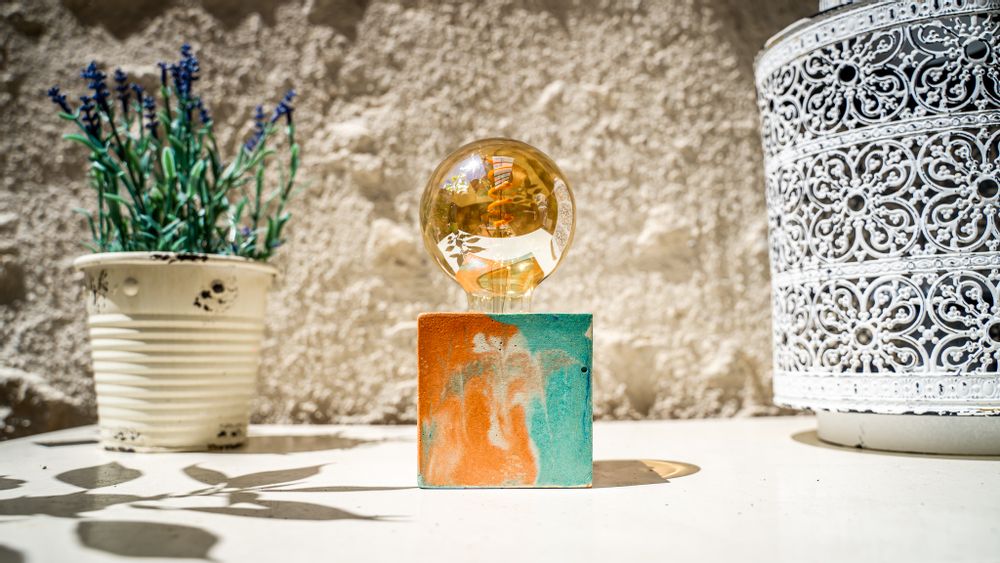 Objets design - Lampe à poser | Lampe Béton | Cube | Marbré orange et turquoise - JUNNY