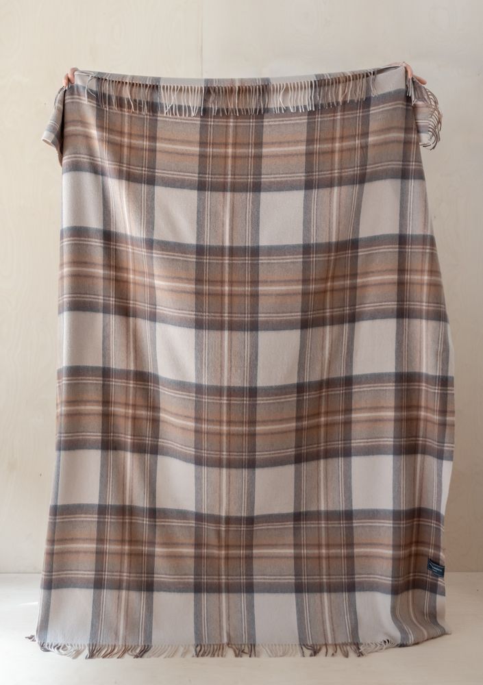 Plaids - Couverture en laine d'agneau in Stewart Natural Dress Tartan. - THE TARTAN BLANKET CO.