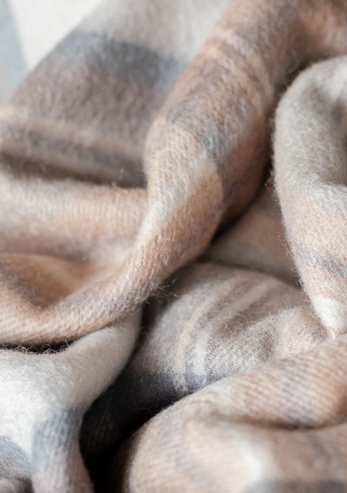 Plaids - Couverture en laine d'agneau in Stewart Natural Dress Tartan. - THE TARTAN BLANKET CO.
