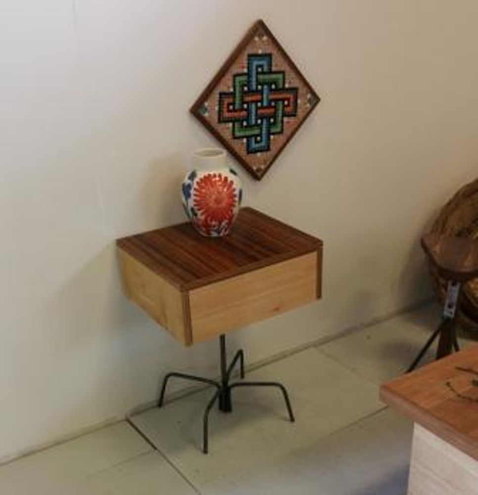 Objets design - Table de nuit en érable avec plateau en noyer - LIVING MEDITERANEO