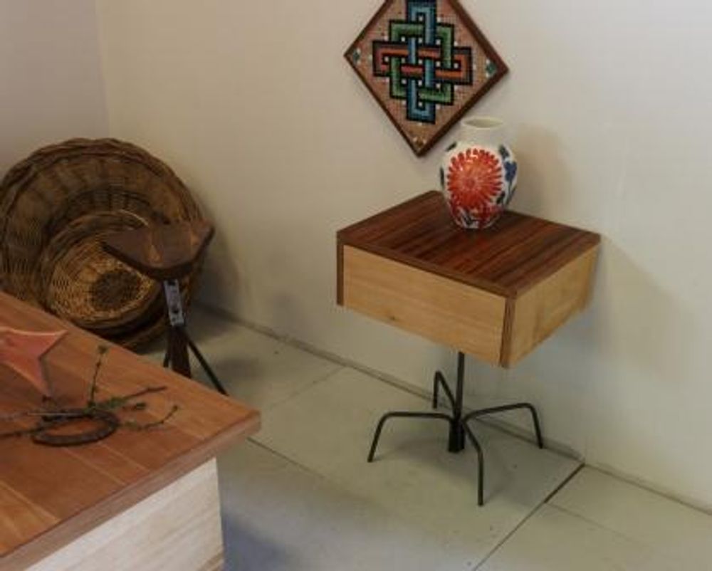 Objets design - Table de nuit en érable avec plateau en noyer - LIVING MEDITERANEO