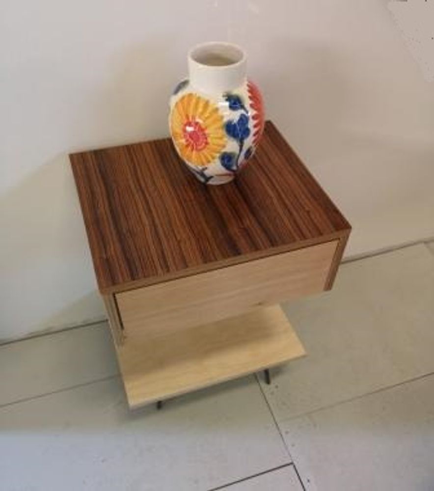 Objets design - Table de nuit en érable avec plateau en noyer - LIVING MEDITERANEO