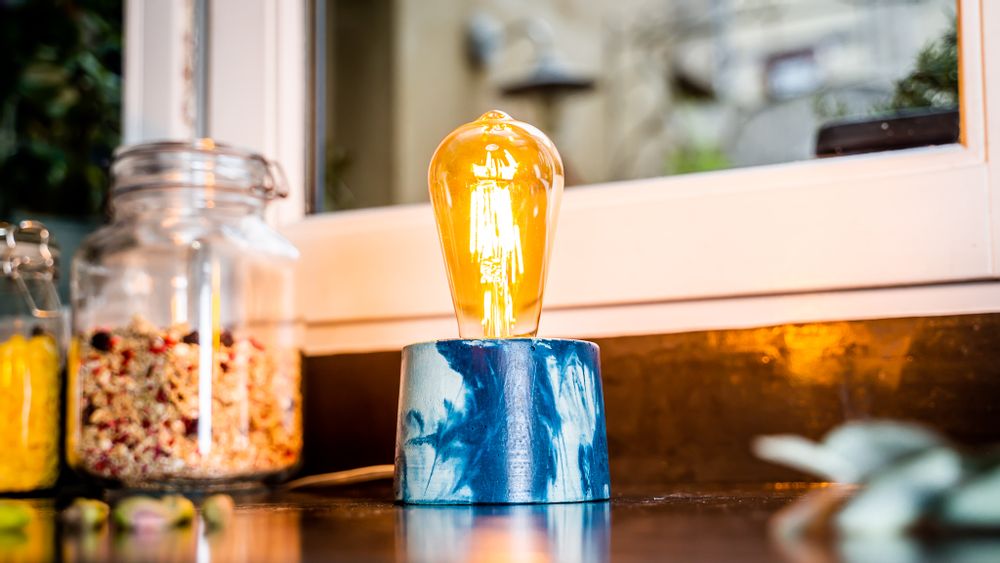 Objets design - Lampe à poser | Lampe béton | Cylindre | Marbré bleu pétrole - JUNNY