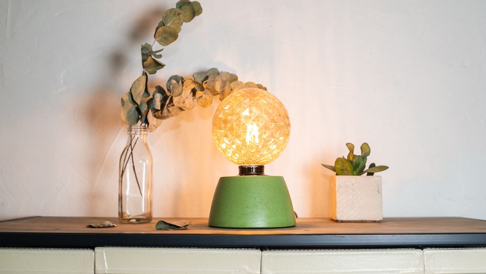 Objets design - Lampe à poser | Lampe Béton | Ampoule Diamant | Béton coloré - JUNNY