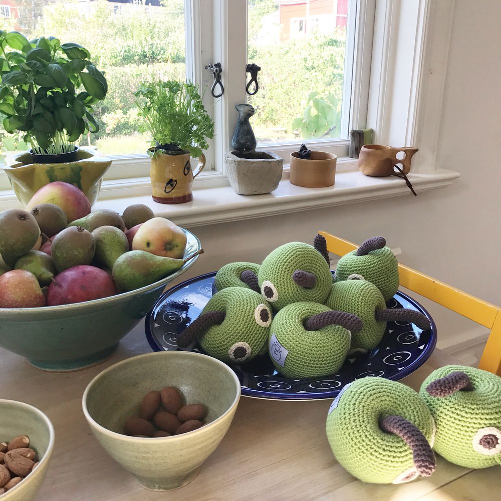 Gifts - NEWTON APPLE - BABY RATTLE 100% ORGANIC COTON - MYUM - THE VEGGY TOYS