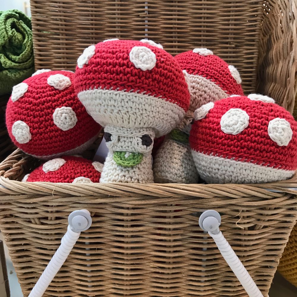 Objets de décoration - MEREDITH L'AMANITE - HOCHET POUR BÉBÉ EN COTON BIO - MYUM - THE VEGGY TOYS