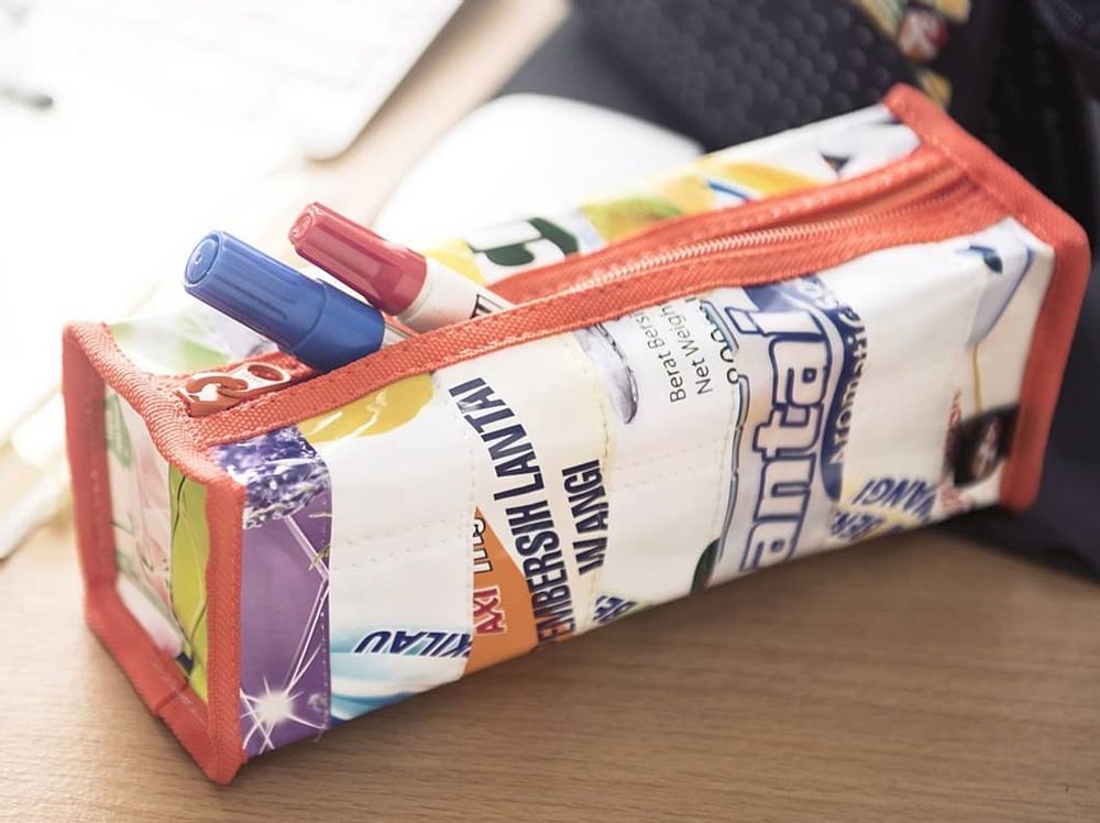 Paréos pour enfants - Plumier en Plastique Recyclé Upcycled - IWAS PRODUCTS