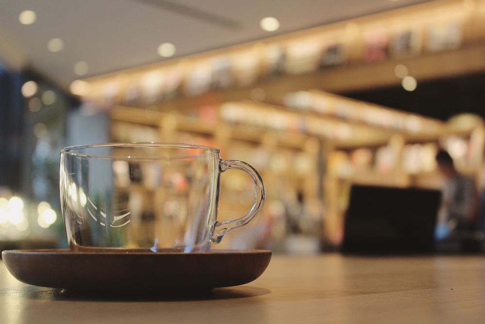 Accessoires thé et café - Tasse à café en verre résistant à la chaleur 230 ml avec soucoupe en acacia 131 mm - TG
