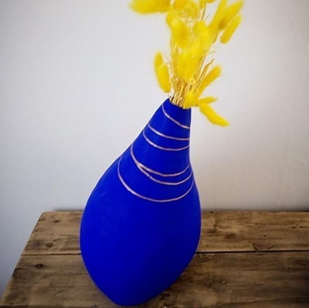 Vases - Vase en papier de décoration pour fleurs séchées, Bleu Klein, lumineux et intemporel - L'ATELIER DES CREATEURS