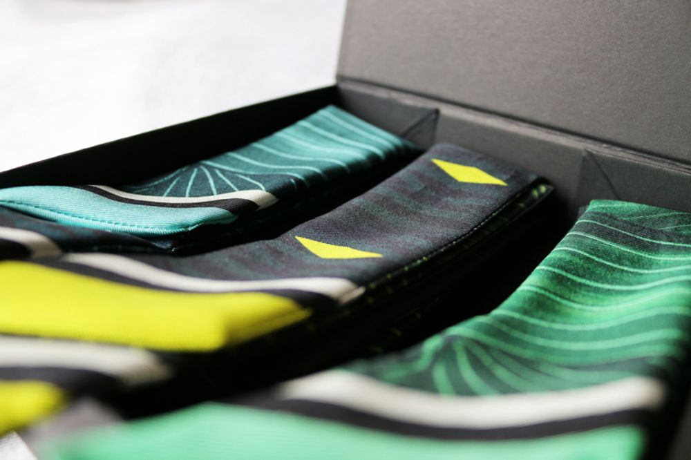 Foulards et écharpes - Coffret 3 Fétiches à nouer Wax - Fétiches à nouer 100 % twill de soie - bandeaux/rubans - Wax Green + Wax Blue + Wax Yellow - MAISON FÉTICHE
