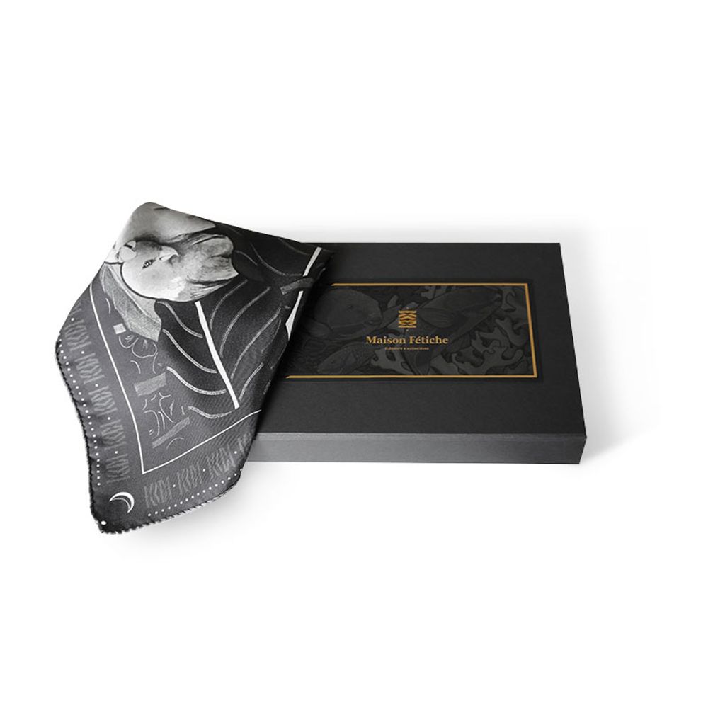 Foulards et écharpes - Foulard / carré imprimé 100 % twill de soie - THÉÂTRE DE NUIT N°5 BLACK & WHITE 45 - 45 x 45 cm - roulotté à la française - Maison Fétiche - MAISON FÉTICHE