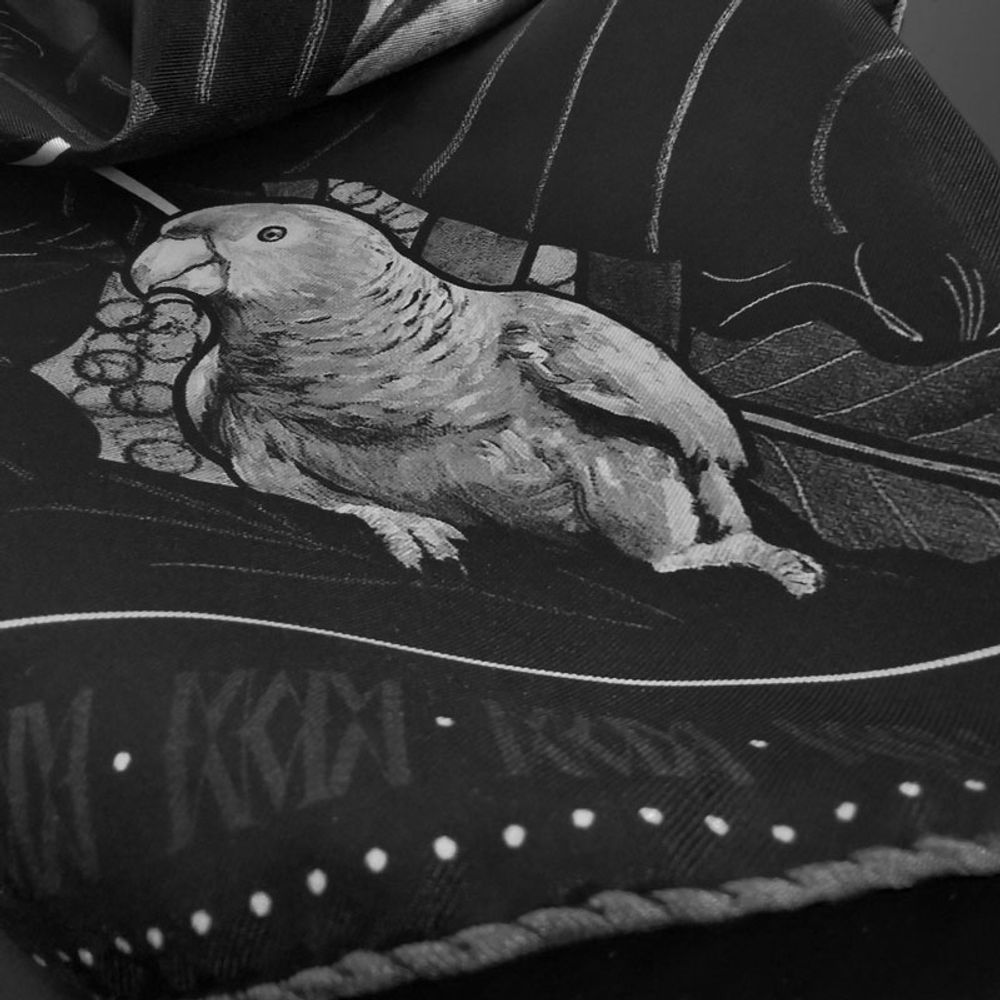 Foulards et écharpes - Foulard / carré imprimé 100 % twill de soie - THÉÂTRE DE NUIT N°5 BLACK & WHITE 45 - 45 x 45 cm - roulotté à la française - Maison Fétiche - MAISON FÉTICHE