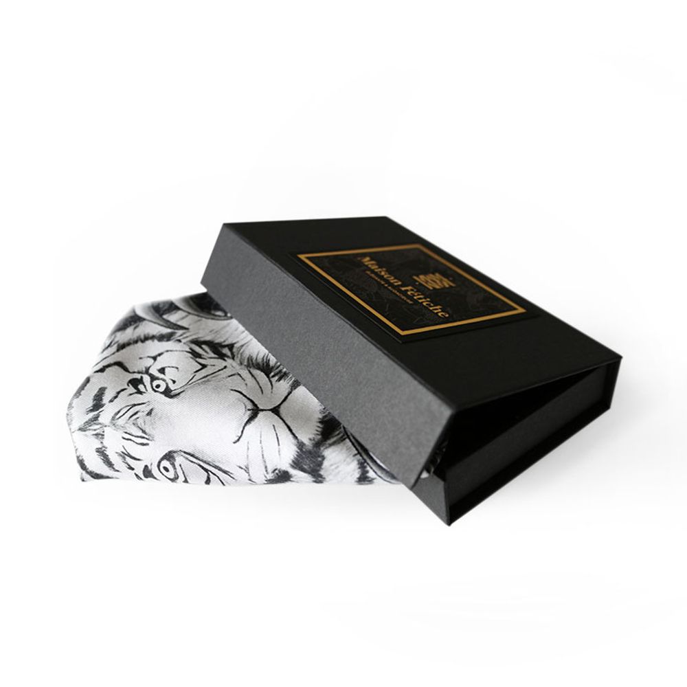 Pochettes - POCHETTE COSTUME - LEGEND BLACK & WHITE - 100 % twill de soie imprimé - 30 x 30 cm - ourlet à plat - Maison Fétiche - MAISON FÉTICHE
