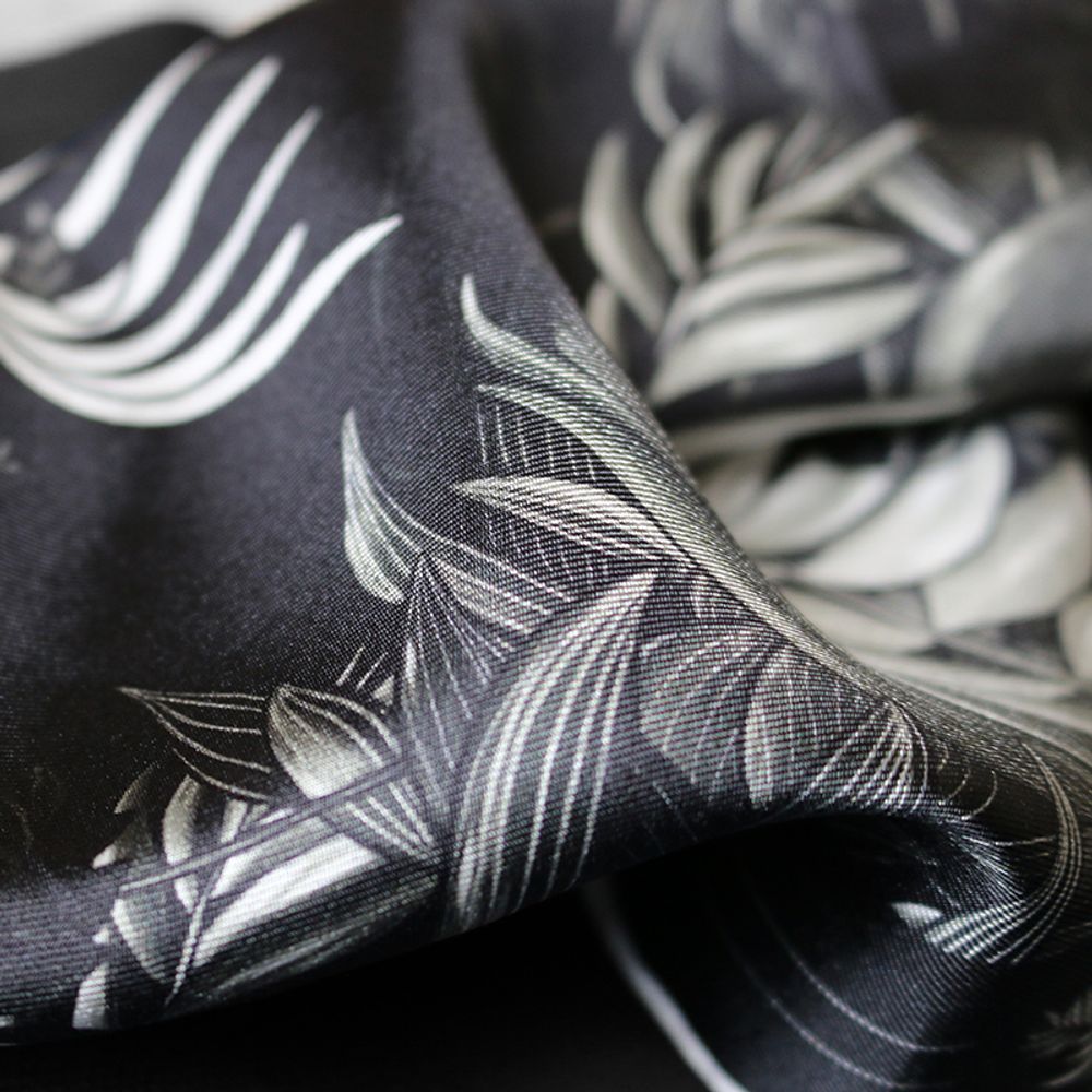 Cadeaux - POCHETTE COSTUME - PROFONDEUR BLACK & WHITE - 100 % twill de soie imprimé - 30 x 30 cm - ourlet à plat - Maison Fétiche - MAISON FÉTICHE
