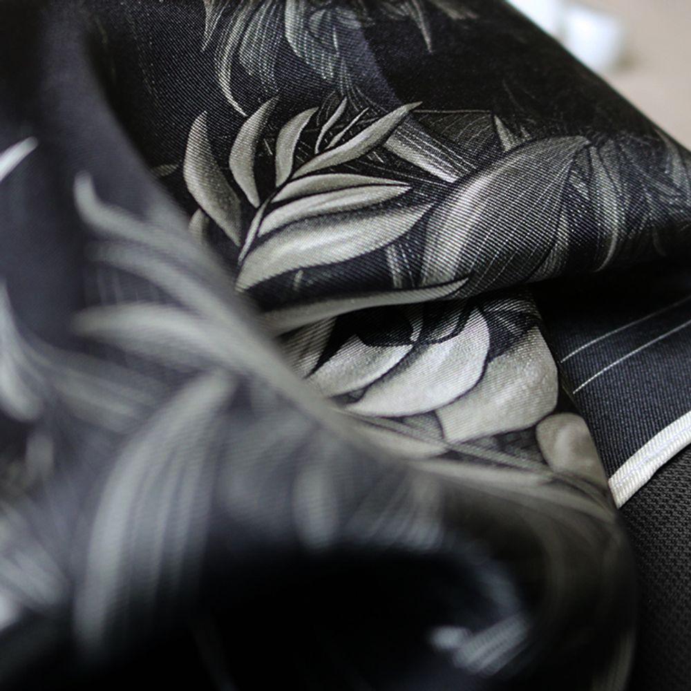 Cadeaux - POCHETTE COSTUME - PROFONDEUR BLACK & WHITE - 100 % twill de soie imprimé - 30 x 30 cm - ourlet à plat - Maison Fétiche - MAISON FÉTICHE