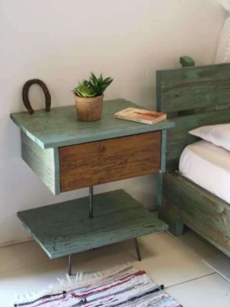 Objets design - Table de nuit en bois massif - LIVING MEDITERANEO