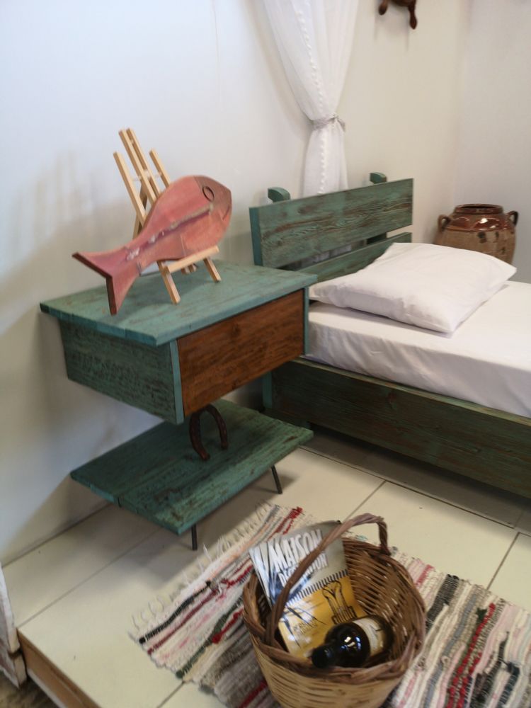 Objets design - Table de nuit en bois massif - LIVING MEDITERANEO