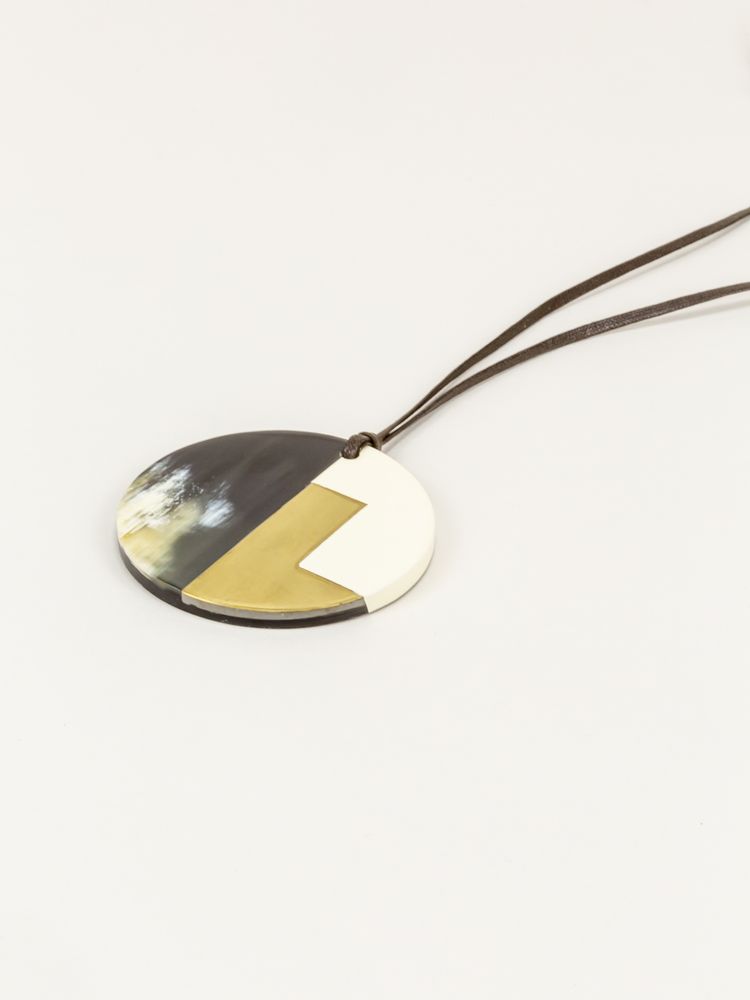 Bijoux - Marbled horn pendant with off-white lacquer and brass - L INDOCHINEUR X RIVÊT