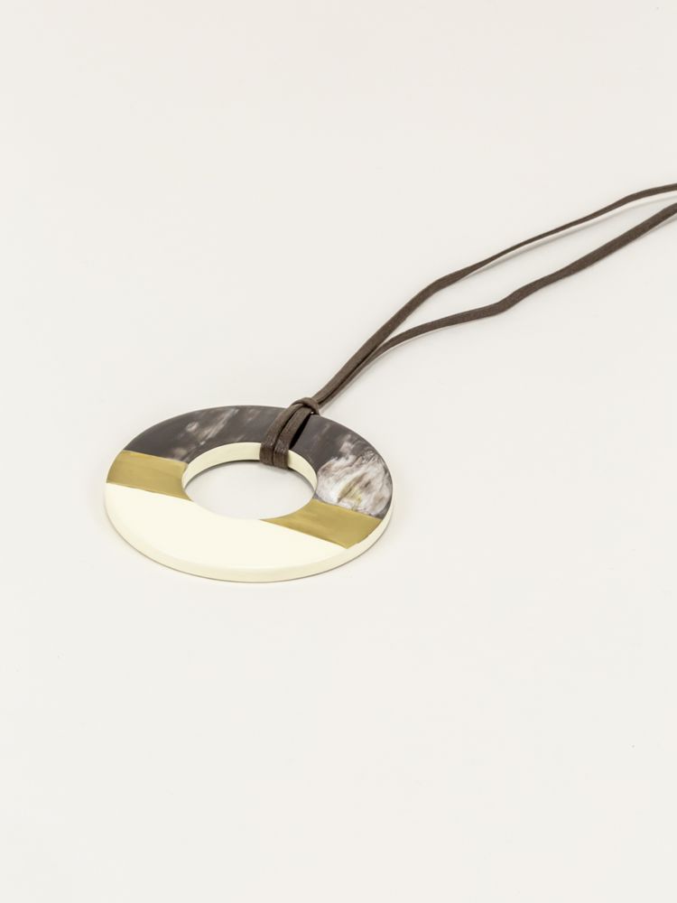 Bijoux - Marbled horn pendant with off-white lacquer and brass - L INDOCHINEUR X RIVÊT
