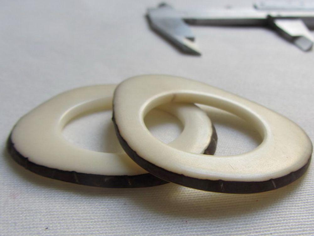 Quincaillerie d'art - Calamar plat en Tagua- ivoire végétal - TIERRATAGUA & CREATIERRA