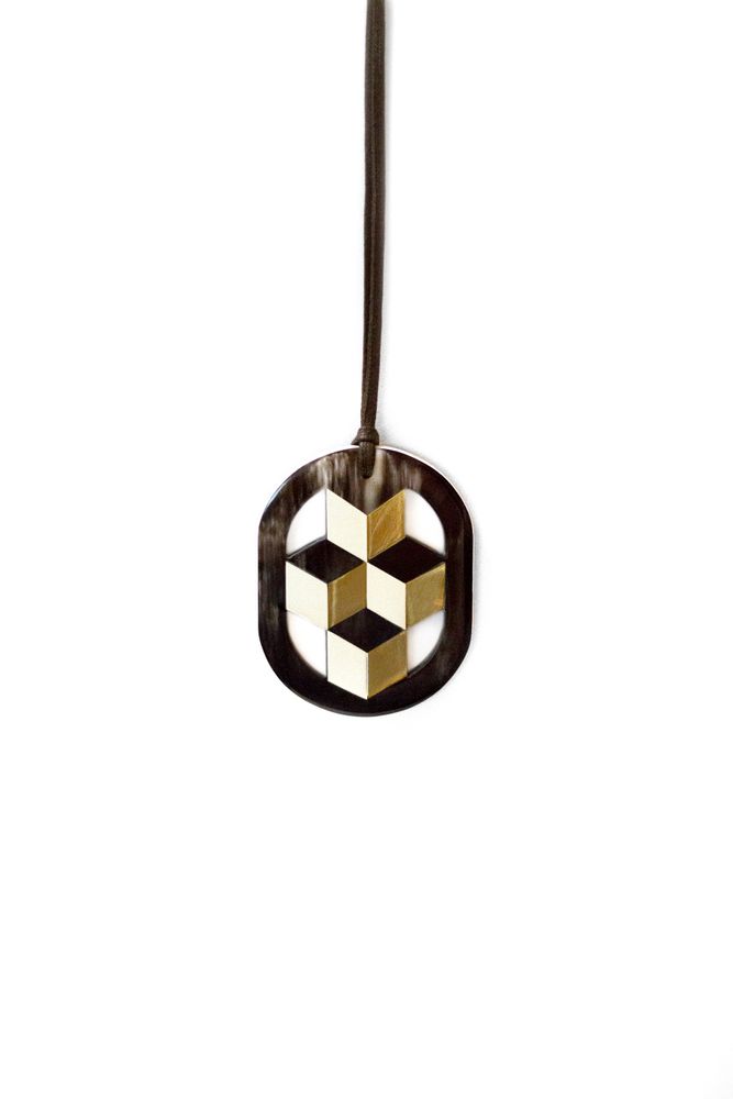 Bijoux - Marbled horn pendant with off-white lacquer and brass - L INDOCHINEUR X RIVÊT