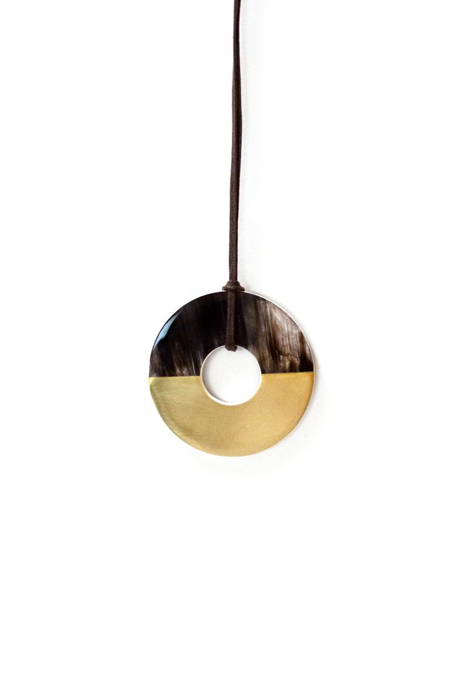 Bijoux - Marbled horn pendant with off-white lacquer and brass - L INDOCHINEUR X RIVÊT