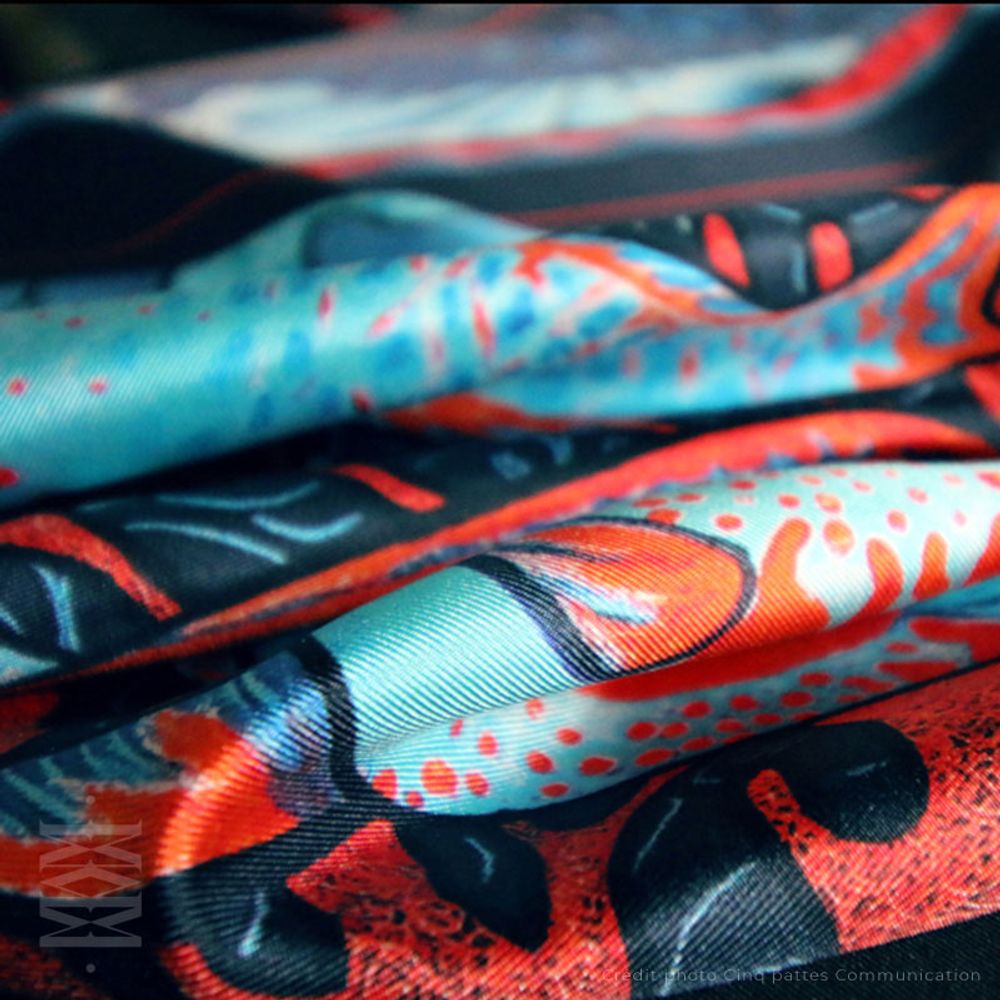 Foulards et écharpes - Carré / foulard - POISSONS PERROQUETS 90 - imprimé 100 % twill de soie - 90 x 90 cm - roulotté à la française - MAISON FÉTICHE
