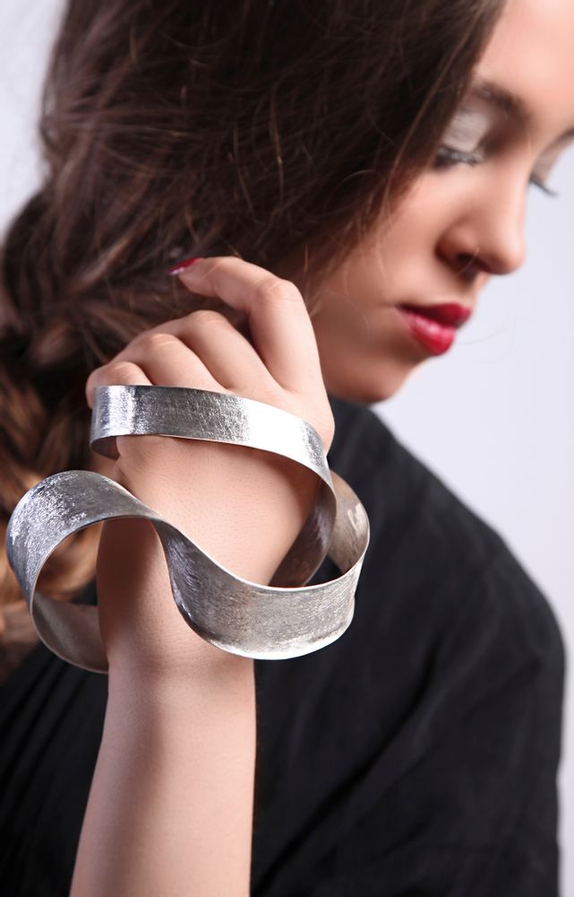 Orfèvrerie - bracelet sculpté » - Moebius. Argent sterling. - CHIARA DE FILIPPIS