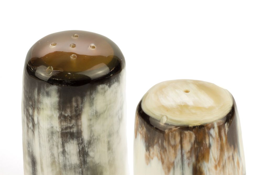 Couverts de service - Natural Horn Salt and Pepper Shaker - L INDOCHINEUR X RIVÊT