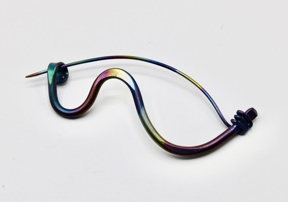 Gifts - Titanium thread brooch - PEDRO SEQUEROS